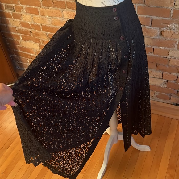 Lace skirt with buttons - Picture 3 of 6